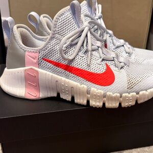 Nike Metcons Sneakers - Light Gray and Bright Red